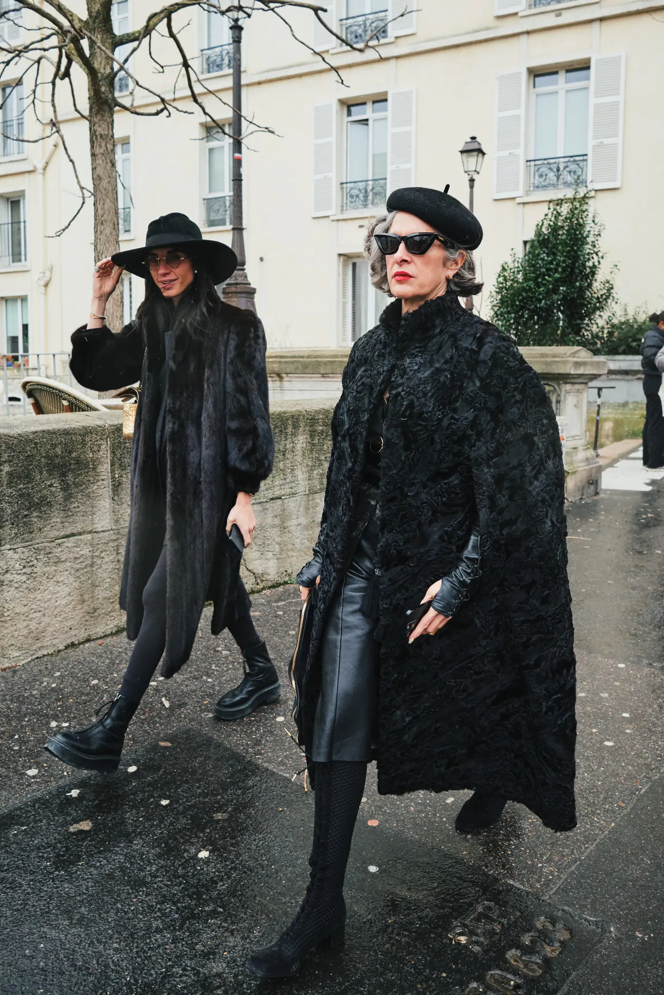 Ці двоє, хоч і не були одягнені в унісон, були приємно синхронізовані.